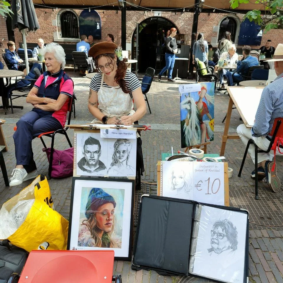 sfeer impressie, illustratie van live portretten tekenen tijdens een evenement